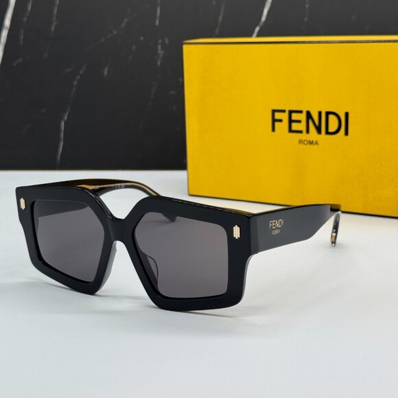 NEW FENDI FE40162F 01A BLACK SUNGLASSES WOMEN FENDI - Picture 1 of 10